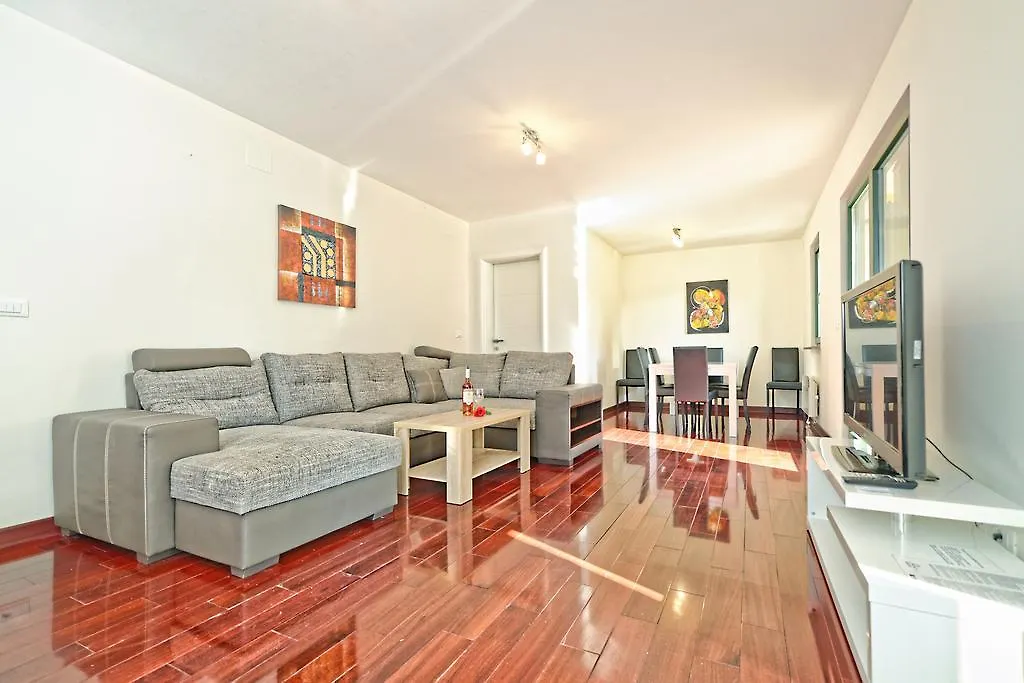 Apartments Leila Umag 0*,